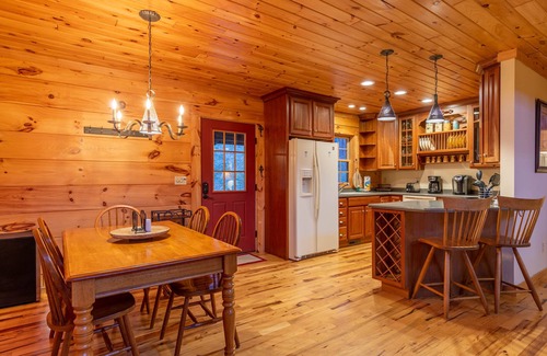 Vilas Cabina | Cozy Cabin - Adorable log cabin near Valle Crucis with picnic table, firepit, & seasonal views!
