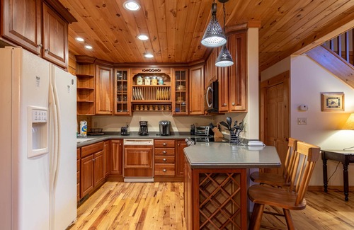 Vilas Cabina | Cozy Cabin - Adorable log cabin near Valle Crucis with picnic table, firepit, & seasonal views!