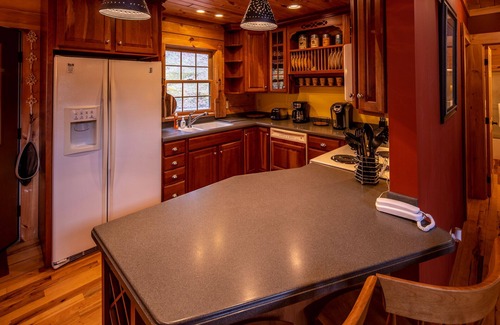 Vilas Cabina | Cozy Cabin - Adorable log cabin near Valle Crucis with picnic table, firepit, & seasonal views!