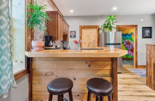 Woodfin Cabina | Cozy Cabin Apartment - 12 minutes from downtown Asheville