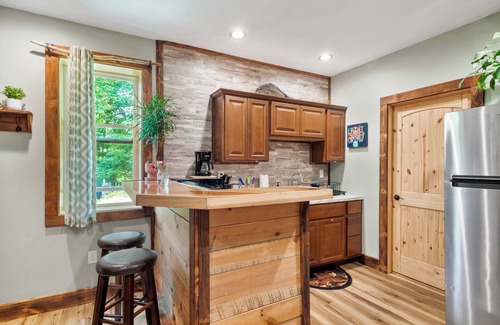 Woodfin Cabina | Cozy Cabin Apartment - 12 minutes from downtown Asheville