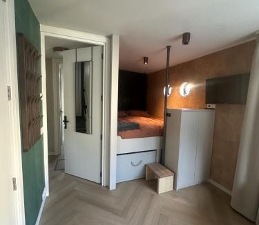Jordaan Alquiler De Eote | Cozy Cabin at houseboat