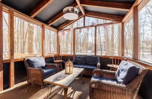 East Stroudsburg Casa | Cozy Cabin at Poconos With Hot Tub and Fire Pit