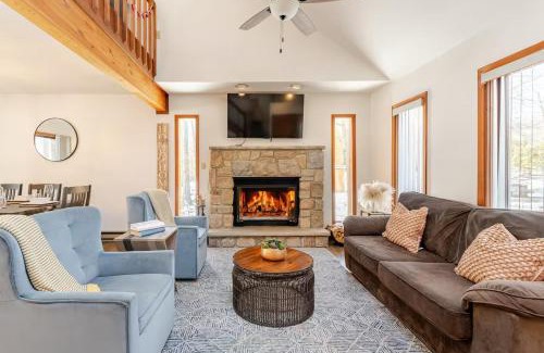 East Stroudsburg Casa | Cozy Cabin at Poconos With Hot Tub and Fire Pit