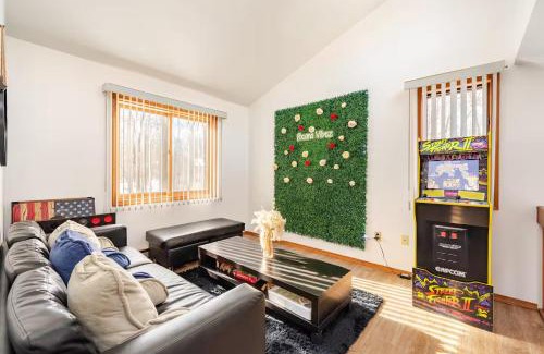 East Stroudsburg Casa | Cozy Cabin at Poconos With Hot Tub and Fire Pit