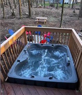 East Stroudsburg Casa | Cozy Cabin at Poconos With Hot Tub and Fire Pit