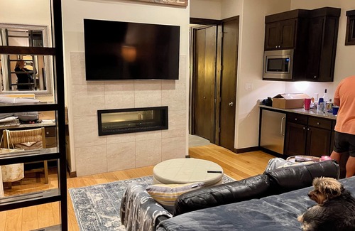 Spicewood Cabina | Cozy cabin by the lake with amazing amenities and resort pool!