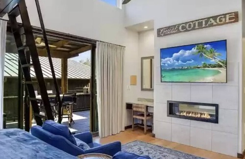 Spicewood Cabina | Cozy cabin by the lake with amazing amenities and resort pool!