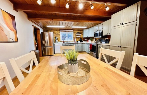 Radford Casa | Cozy Cabin close to Virginia Tech and Radford University