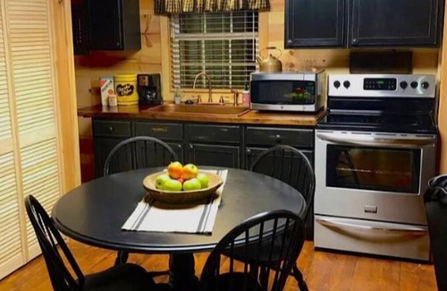 Rock Island Cabina | Cozy Cabin, Fire Pit, with Hot Tub Next To Rock Island State Park