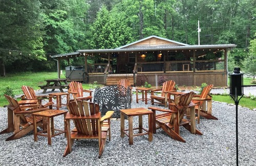 Rock Island Cabina | Cozy Cabin, Fire Pit, with Hot Tub Next To Rock Island State Park