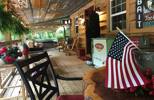 Rock Island Cabina | Cozy Cabin, Fire Pit, with Hot Tub Next To Rock Island State Park