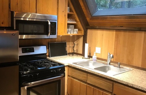 Sunriver Cabina | Acogedora cabaña para 6, bañera de hidromasaje, chimenea, pases SHARC, wifi gratuito, barbacoa, bicicletas, mascotas