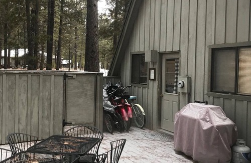 Sunriver Cabina | Acogedora cabaña para 6, bañera de hidromasaje, chimenea, pases SHARC, wifi gratuito, barbacoa, bicicletas, mascotas