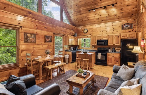Gatlinburg - Pigeon Forge Cabina | Cozy Cabin, Game Room, Hot Tub, Firepit, Theater Room