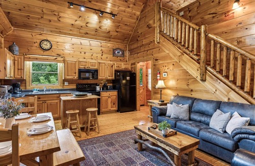Gatlinburg - Pigeon Forge Cabina | Cozy Cabin, Game Room, Hot Tub, Firepit, Theater Room