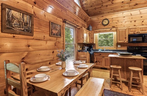 Gatlinburg - Pigeon Forge Cabina | Cozy Cabin, Game Room, Hot Tub, Firepit, Theater Room
