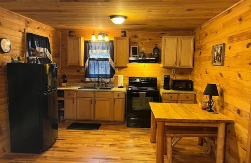 Rogersville Cabina | Cozy cabin getaway close to hiking, skiing, sightseeing, and Bristol!
