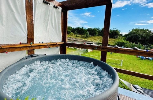 Islote Cabina | Acogedora cabaña con jacuzzi, piscina privada a pasos de hermosas playas.