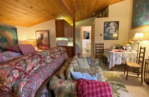 Three Rivers Cabina | Cozy cabin in charming Three Rivers 4 miles from Sequoia National Park entrance.