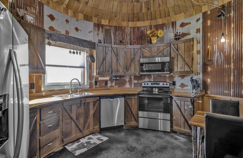 Pineville Cabina | Cozy cabin in charming Pineville with hot tub, 180" movie screen, WiFi, AC