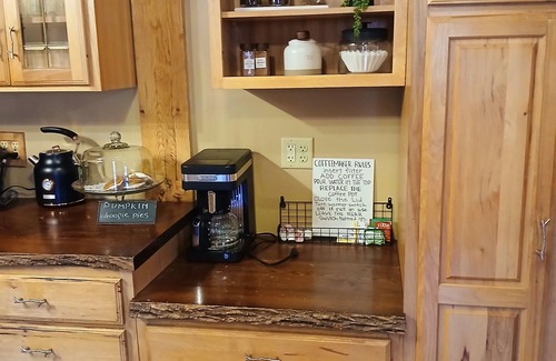 Suplee Cabina | Cozy cabin in Honey Brook,PA with hot tub, jacuzzi, large outdoor deck and more!