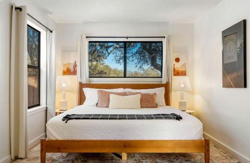 Ingram Casa | Cozy Cabin in Ingram, Texas for Romantic Weekends Away