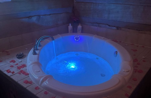 Seneca Rocks Cabina | Cozy cabin in lovely Seneca Rocks WV with WiFi, smart TVs and jucuzzi tub