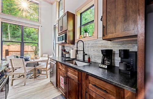 Sevierville Cabina | Cozy cabin in peaceful, serene, wooded setting 20 minutes from area attractions.