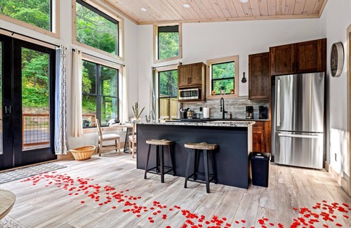 Sevierville Cabina | Cozy cabin in peaceful, serene, wooded setting 20 minutes from area attractions.