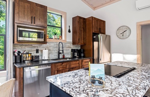 Sevierville Cabina | Cozy cabin in peaceful, serene, wooded setting 20 minutes from area attractions.