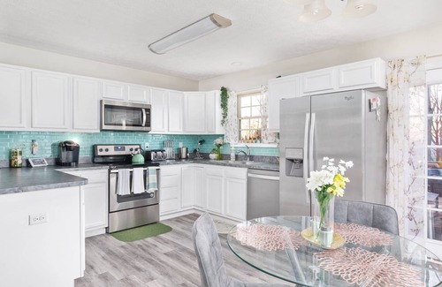 Front Royal Cabina | Romantic, family friendly mountain getaway w hot tub near wineries & skyline