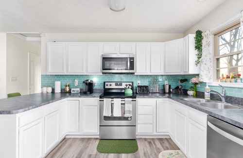 Front Royal Cabina | Romantic, family friendly mountain getaway w hot tub near wineries & skyline