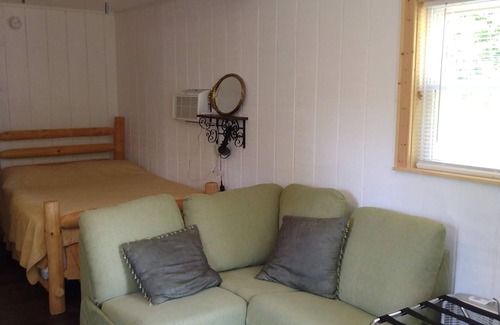 Sequatchie Cabina | Cozy cabin in the mountains with hiking trails and gorgeous waterfalls close by!
