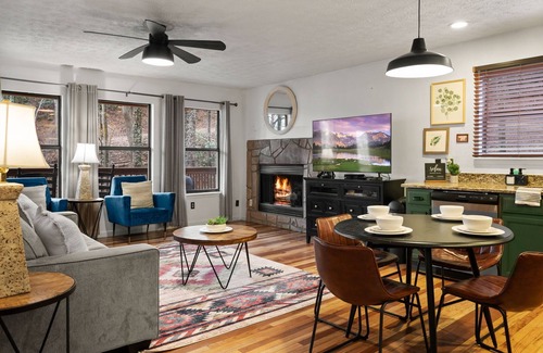 Chalet Village Casa | Cozy Cabin in the Woods - Hot Tub & Game Room!