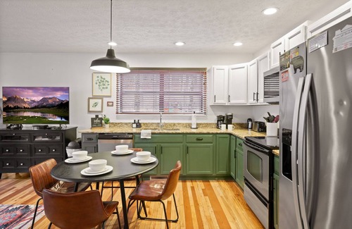 Chalet Village Casa | Cozy Cabin in the Woods - Hot Tub & Game Room!