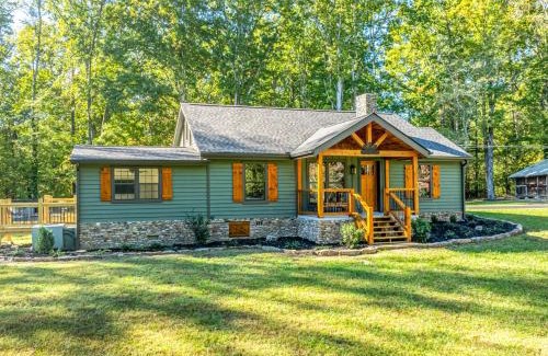 Ashley Oaks Casa | Cozy Cabin in the Woods w/Playroom, Deck & Lounge