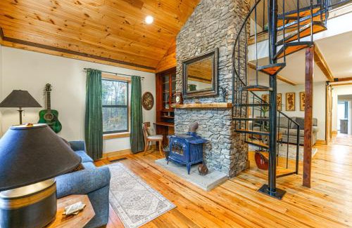 Ashley Oaks Casa | Cozy Cabin in the Woods w/Playroom, Deck & Lounge