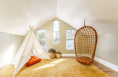 Ashley Oaks Casa | Cozy Cabin in the Woods w/Playroom, Deck & Lounge