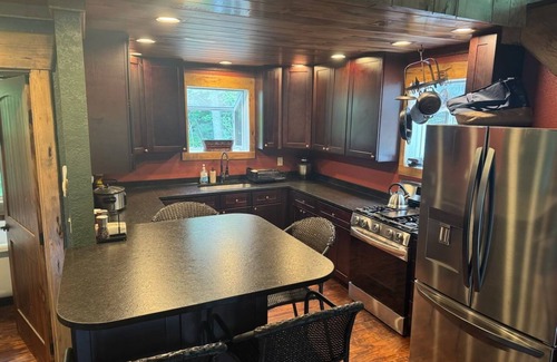 Speedwell Cabina | Cozy cabin in welcoming Speedwell with WiFi, AC
