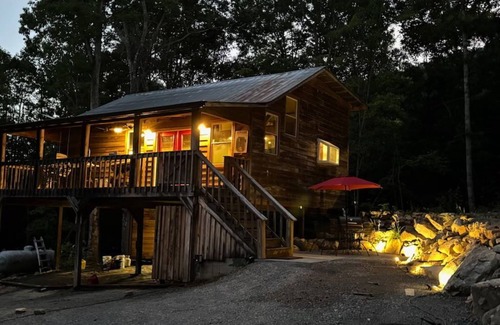 Speedwell Cabina | Cozy cabin in welcoming Speedwell with WiFi, AC