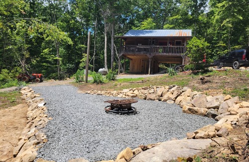 Speedwell Cabina | Cozy cabin in welcoming Speedwell with WiFi, AC