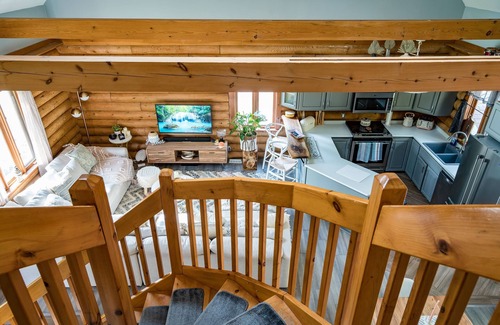 Meaford Cabina | Cozy Cabin Inn w/ Private Hot Tub, Fire Pit + close to Golf, Trails, Waterfalls