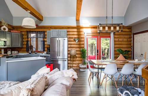 Meaford Cabina | Cozy Cabin Inn w/ Private Hot Tub, Fire Pit + close to Golf, Trails, Waterfalls
