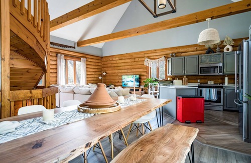 Meaford Cabina | Cozy Cabin Inn w/ Private Hot Tub, Fire Pit + close to Golf, Trails, Waterfalls