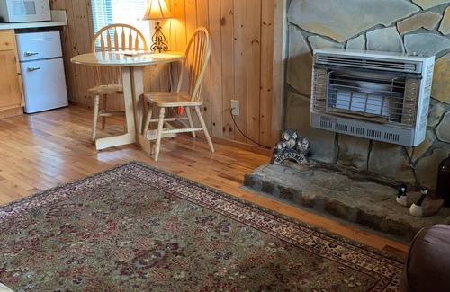 Rabun Gap Cabina | Cozy cabin located atop a hillside overlooking a beautiful lake