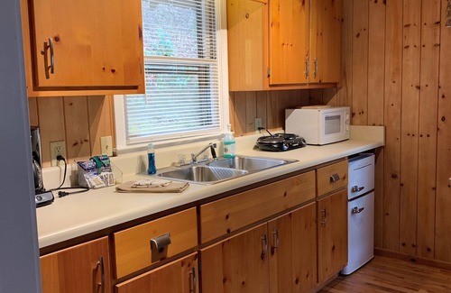 Rabun Gap Cabina | Cozy cabin located atop a hillside overlooking a beautiful lake
