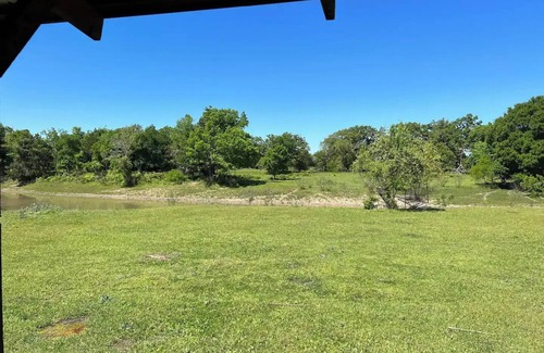Thrall Cabina | Cozy cabin located on 168 acres of quiet country living.