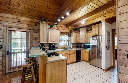 New Tazewell Cabina | Cozy cabin near Norris Lake with a porch, firepit, gas fireplace & jetted tub