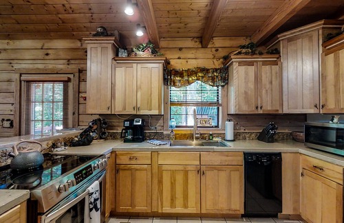 New Tazewell Cabina | Cozy cabin near Norris Lake with a porch, firepit, gas fireplace & jetted tub
